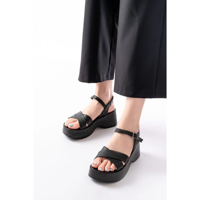 24414-1005 Siyah Günlük Çapraz Dolgu Topuk Kadın Sandalet