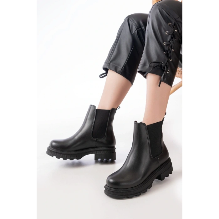 745-2137 Siyah Kalın Taban Lastikli Günlük Kadın Bot