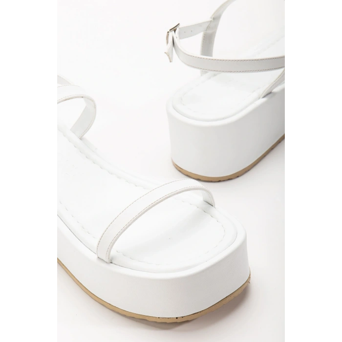 861-1027 Beyaz Dolgu Topuk Kadın Sandalet