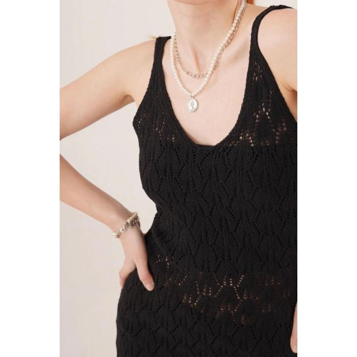 Ajurlu V Yaka Püskül Detaylı Siyah Elbise