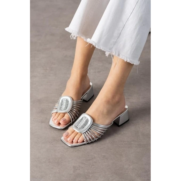 Anca Gümüş Rugan Topuklu Terlik
