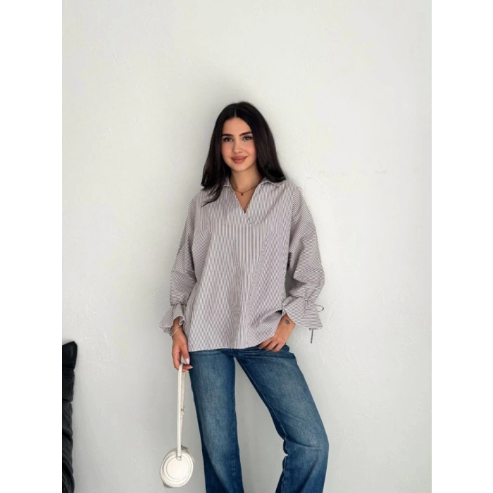 Arkası Asimetrik Yırtmaç Kesim Detaylı Cizgili Bluz Gömlek  Gri