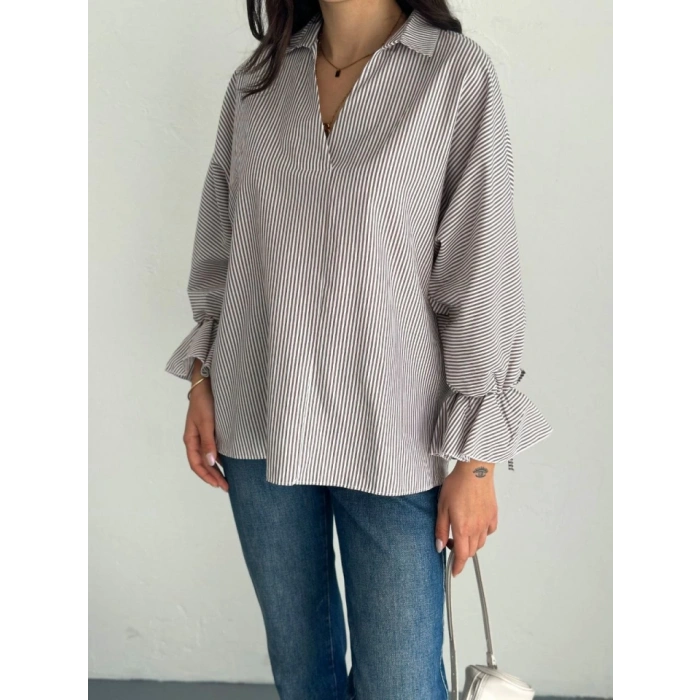 Arkası Asimetrik Yırtmaç Kesim Detaylı Cizgili Bluz Gömlek  Gri