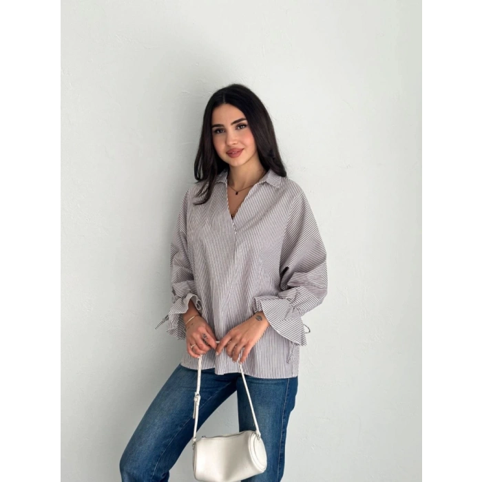 Arkası Asimetrik Yırtmaç Kesim Detaylı Cizgili Bluz Gömlek  Gri