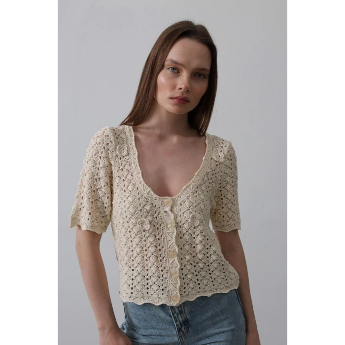 Çiçek Detaylı Düğmeli Triko  Ekru