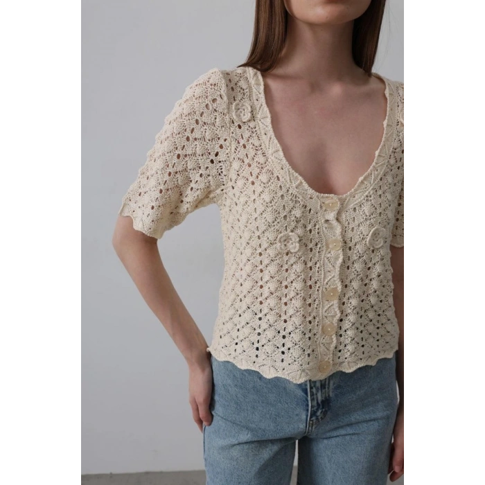 Çiçek Detaylı Düğmeli Triko  Ekru