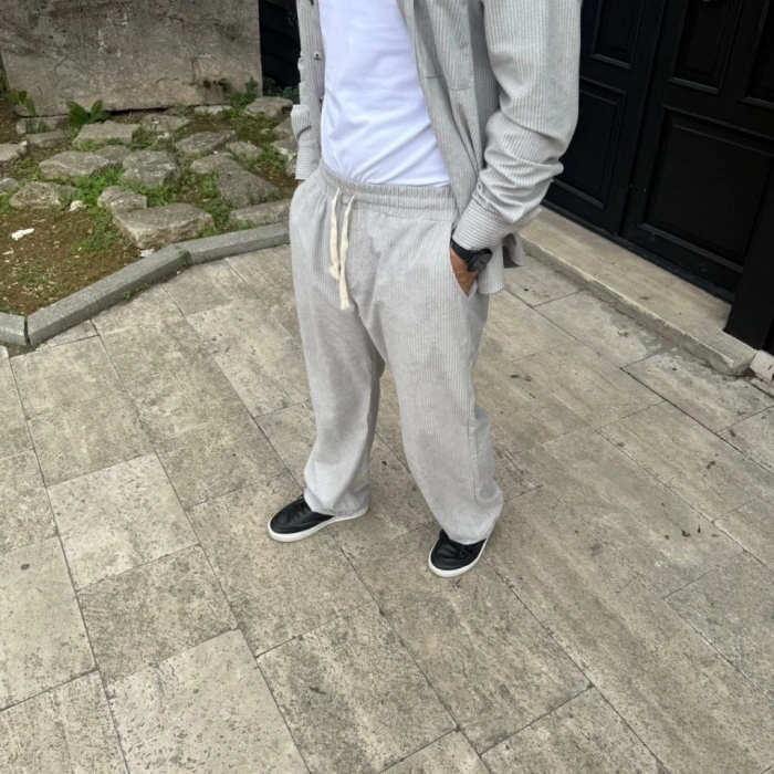 Erkek Kadife Oversize Takım – Gömlek Ve Pantolon İkili et Füme Corduroy Şıklığı, Rahat Ve Zarif Duruş Yumuşak Dokulu Kadife Kumaş, Düğmeli Gömlek Üst Ve astikli Pantolon Alt Parça Ile Gün Boyu Konfor Gri