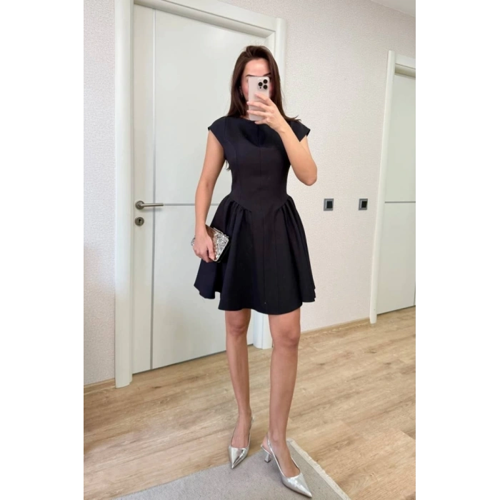 ırt Dekolteli Çan Detaylı ini Elbise  iyah