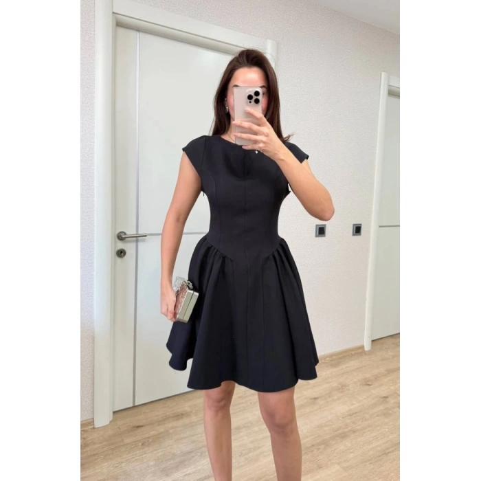 ırt Dekolteli Çan Detaylı ini Elbise  iyah