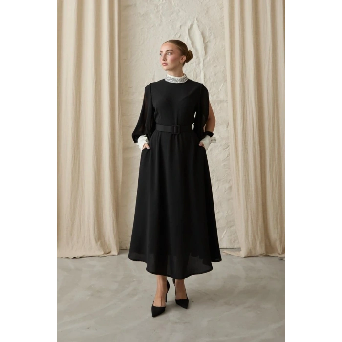 Siyah Yaka Ve Kolları Taşlı Elbise