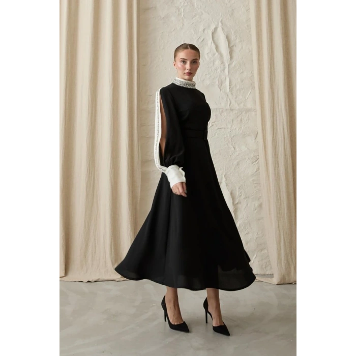 Siyah Yaka Ve Kolları Taşlı Elbise