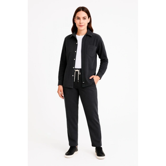 Kadife Oversize Takım – Gömlek Ve Pantolon İkili et Füme Corduroy Şıklığı, Rahat Ve Zarif Duruş Yumuşak Dokulu Kadife Kumaş, Düğmeli Gömlek Üst Ve astikli Pantolon Alt Parça Ile Gün Boyu Konfor iyah