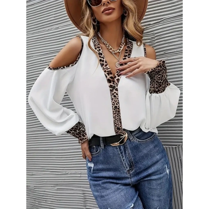 Kadın Omuzlardan Açık Yakalı önden Düğmeli Leopar Detaylı Sandy Bluz