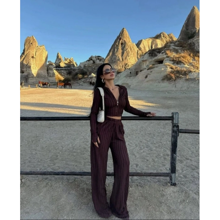 Kadın Uzun Kollu Parmak Geçme Ve Fermuar Detay Kısa Ceket Ve İspanyol Paça Pantolon Ikili Takim