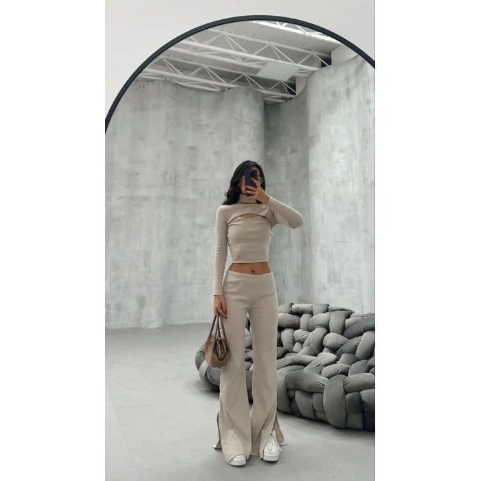 Kadın Uzun Kollu Pencere Detay Göğüs Dekolteli Bluz Ve Bol Paça Pantolon Ikili Takim