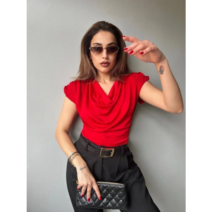 Kadın V Yaka Vatka Detay Kolsuz Dökümlü Bluz