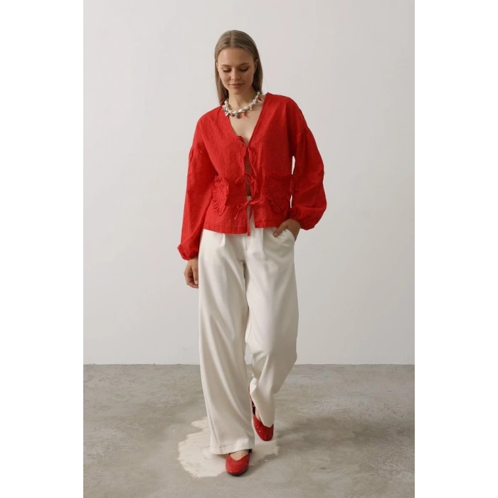 Kalp Detaylı Bağlamalı Brode Bluz  Kırmızı