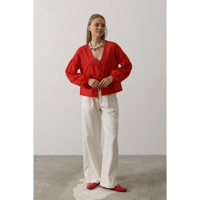 Kalp Detaylı Bağlamalı Brode Bluz  Kırmızı