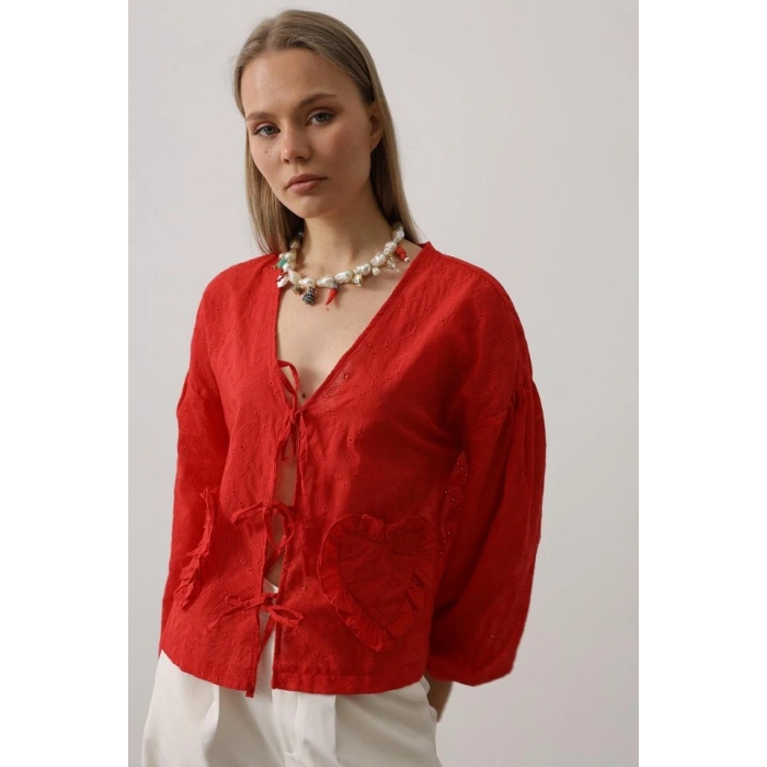 Kalp Detaylı Bağlamalı Brode Bluz  Kırmızı