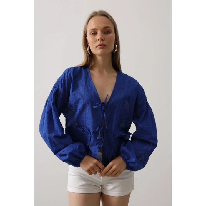 Kalp Detaylı Bağlamalı Brode Bluz  Saks