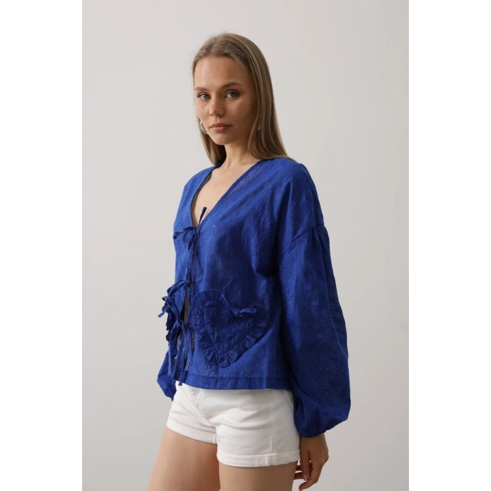 Kalp Detaylı Bağlamalı Brode Bluz  Saks