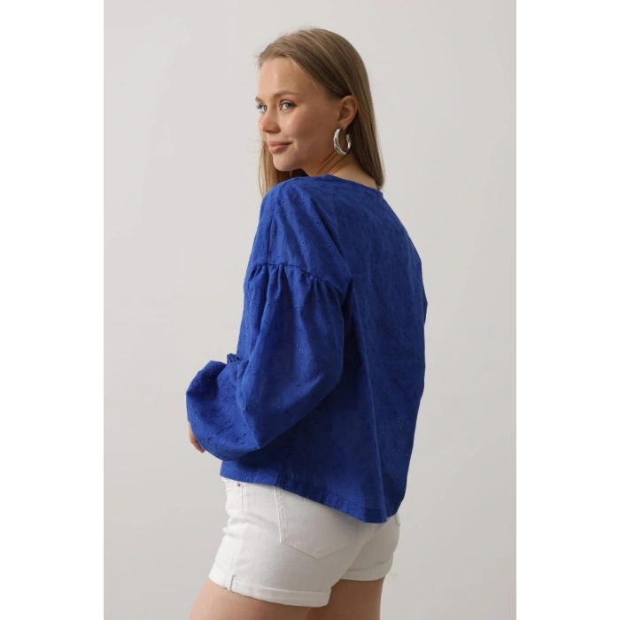 Kalp Detaylı Bağlamalı Brode Bluz  Saks