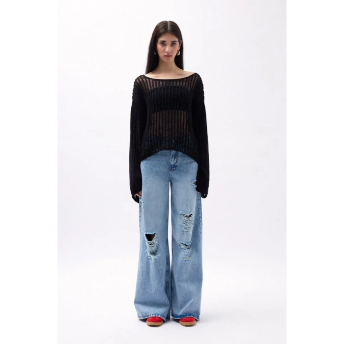 Kayık Yaka Ajurlu Bluz