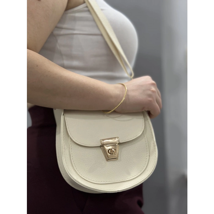 Klasik kapaklı bej cilt çanta