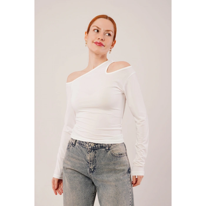 Omuz Dekolte Detaylı Beyaz Bluz