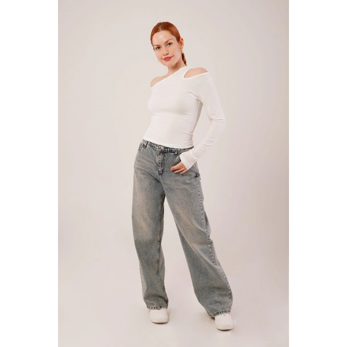 Omuz Dekolte Detaylı Beyaz Bluz