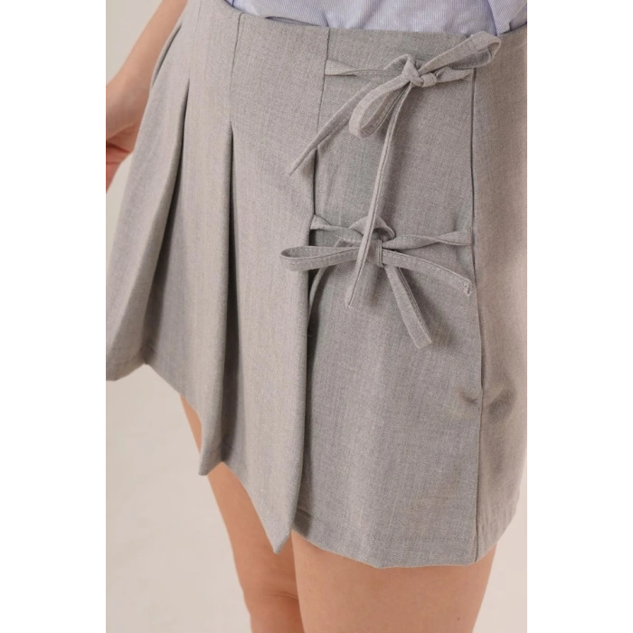 Önü Piliseli Yandan Bağlama Detaylı Gri ini Şort Etek