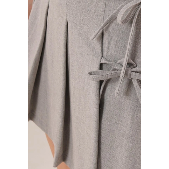 Önü Piliseli Yandan Bağlama Detaylı Gri ini Şort Etek