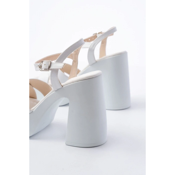 P-105 Beyaz Çapraz Kalın Topuklu Kadın Sandalet