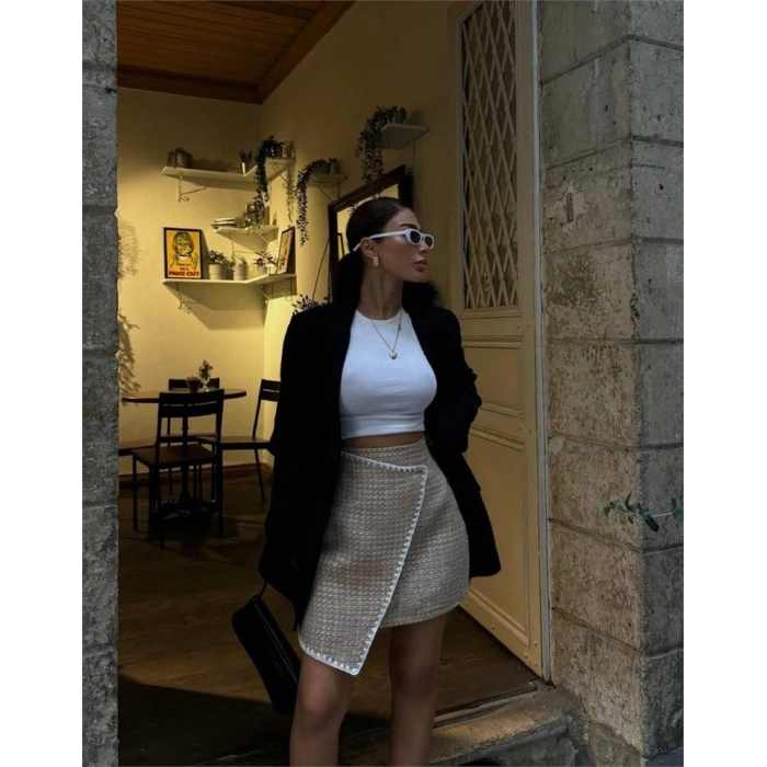 ŞANELKAPAKLI ÇOBAN DİKİŞ DETAYLI KIA ETEK  Bej