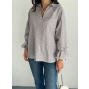 Arkası Asimetrik Yırtmaç Kesim Detaylı Cizgili Bluz Gömlek  Gri