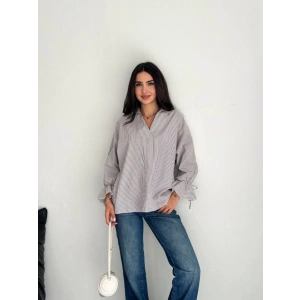 Arkası Asimetrik Yırtmaç Kesim Detaylı Cizgili Bluz Gömlek  Gri