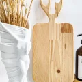 Premium Geyikli Ahşap Kesme ve Sunum Tahtası – Açık Kahverengi