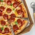 italyan tasarım Bambu Saplı Metal Pizza Dilimleyici