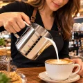 Premium Paslanmaz Çelik Ölçü ve Karıştırma Kabı 900 ml – Sütlük, Süt Potu, Barista Ölçü Kabı