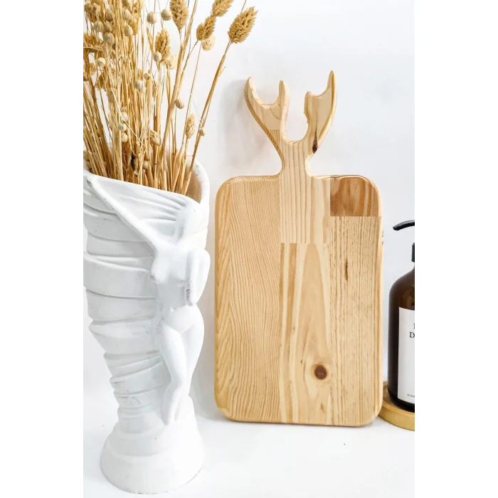 Premium Geyikli Ahşap Kesme ve Sunum Tahtası – Açık Kahverengi