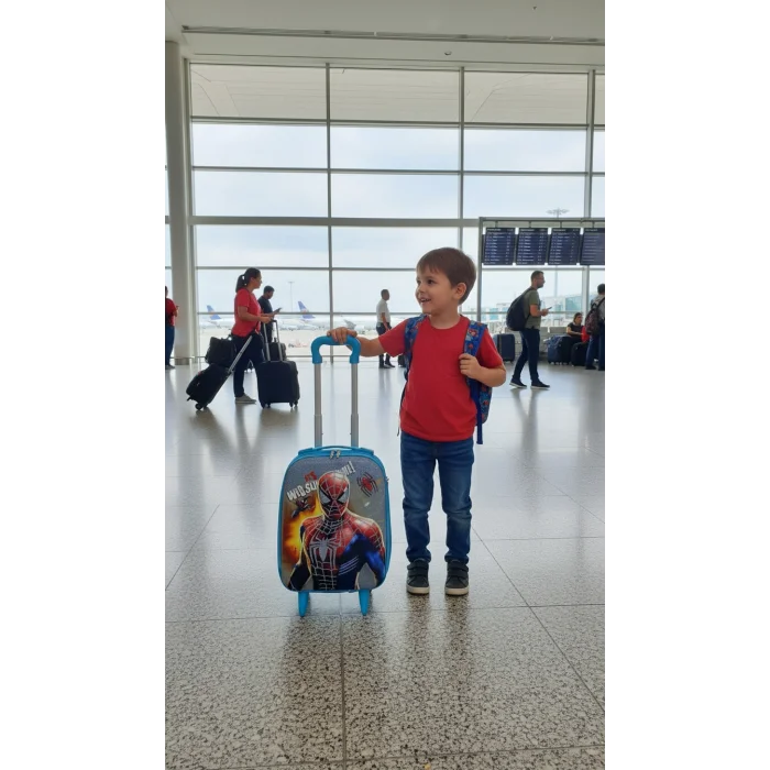 Man Karakterli Erkek Çocuk Mavi Kabin Boy Çekçekli Valiz