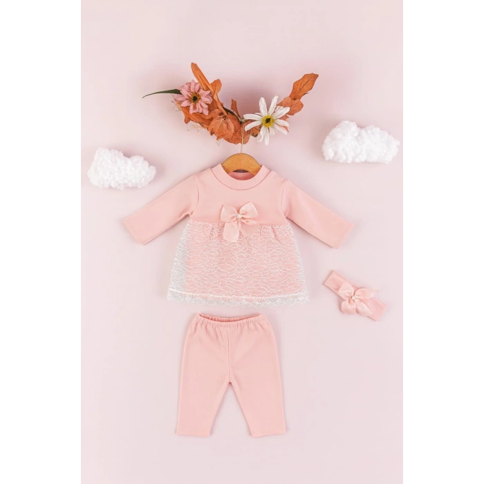 Bebek Kız Pamuklu 3’lü Takım – Dantel Detaylı Elbise, Tayt ve Fiyonklu Saç Bandı