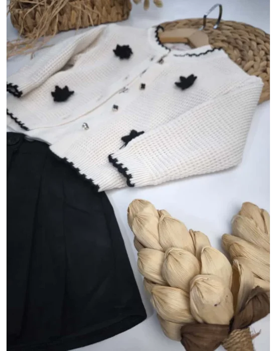 3 Parça Kız Çocuk Kombin – Body + Örme Çiçek Aplikeli Triko Hırka + Etek