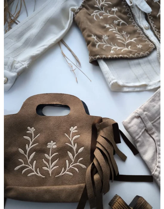 4 Parça Kız Çocuk Nakışlı Kombin Seti — Gömlek, Süet Yelek, Nakışlı Etek ve Süet Çanta