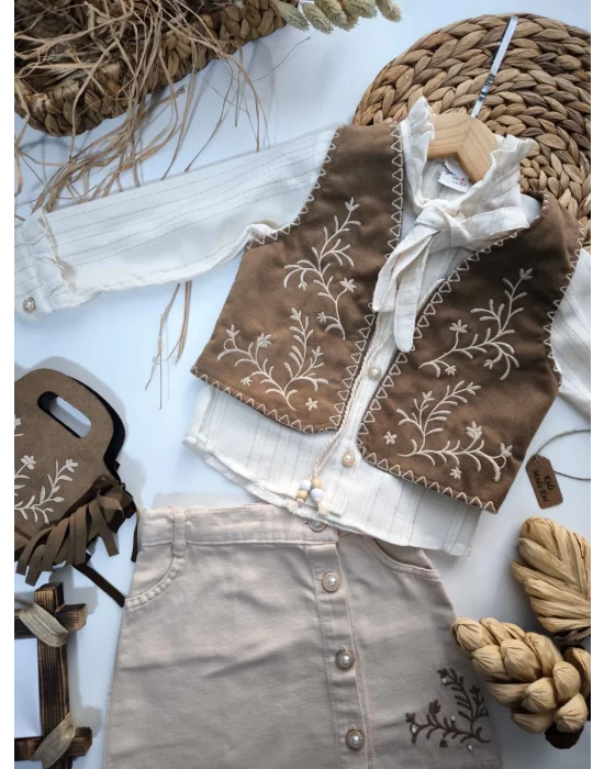 4 Parça Kız Çocuk Nakışlı Kombin Seti — Gömlek, Süet Yelek, Nakışlı Etek ve Süet Çanta