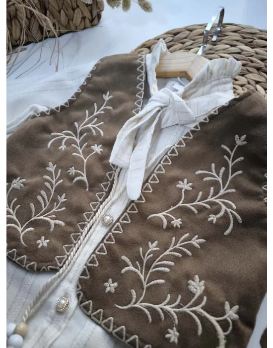 4 Parça Kız Çocuk Nakışlı Kombin Seti — Gömlek, Süet Yelek, Nakışlı Etek ve Süet Çanta