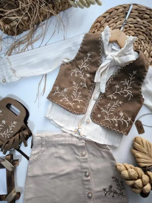 4 Parça Kız Çocuk Nakışlı Kombin Seti — Gömlek, Süet Yelek, Nakışlı Etek ve Süet Çanta