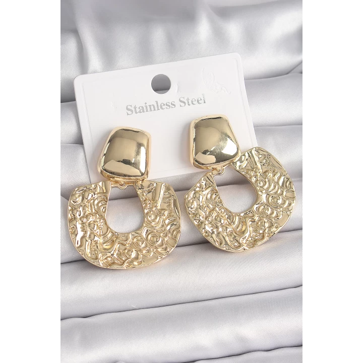 Pirinç Gold Renk Sallantı İşlemeli Plaka Model Kadın Küpe - TJ-BKP10067