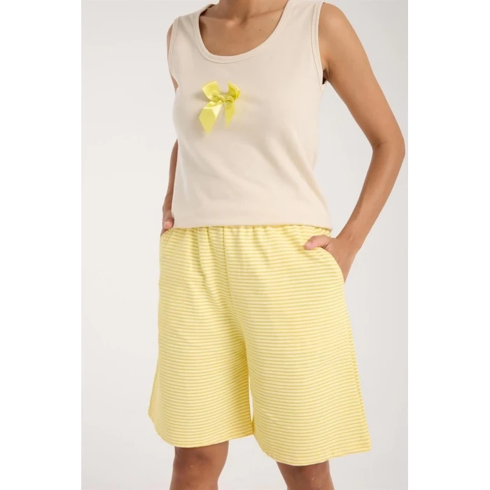 Giyim Kadın Beyaz Kurdele Detaylı Sarı Çizgili Şortlu Pijama Takımı