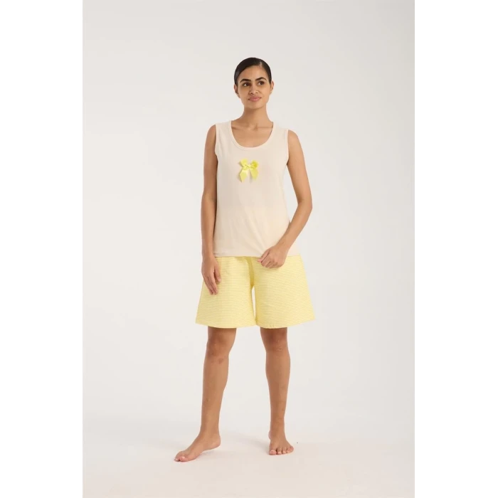 Giyim Kadın Beyaz Kurdele Detaylı Sarı Çizgili Şortlu Pijama Takımı